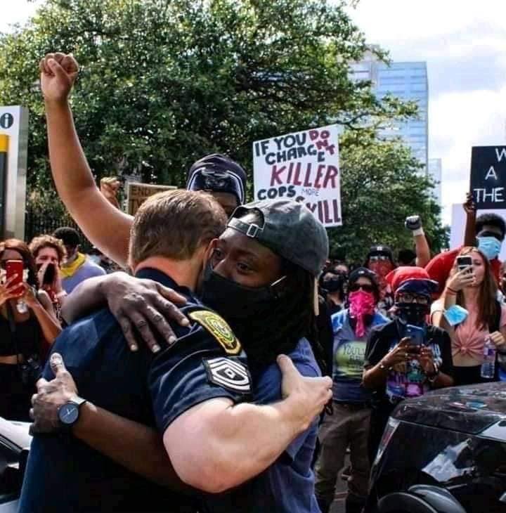 DaniSie's tweet image. La Policía de Miami se pone de rodillas para pedir perdón a los manifestantes y admiten que debe haber un cambio estructural. 
¡Todo tiene que cambiar! 
#BlackLivesMatter