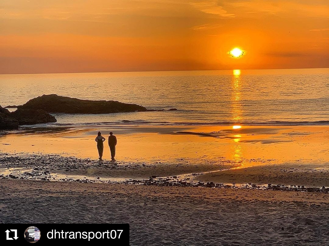 WalesCoastUK's tweet photo. The sunset over Llangrannog beach. 
 #Repost 📷 dhtransport07
#WalesCoastPath #LlwybrArfordirCymru https://t.co/yCagl9snT1