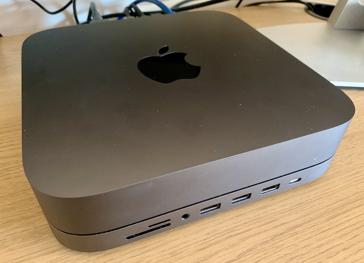 andrecocuccio's tweet image. GEEK ALERT: ‘New&apos; #macminipro 6-core i5, 32Gb RAM, 256 Gb SSD, 4Tb RAID 1 NAS and @Satechi Type C Aluminium Stand &amp;amp; Hub. Fantastic machine for design &amp;amp; graphic work. Loving the colour matched Space-grey hub. The front-facing ports are a god-send ! More tech adventures to follow…