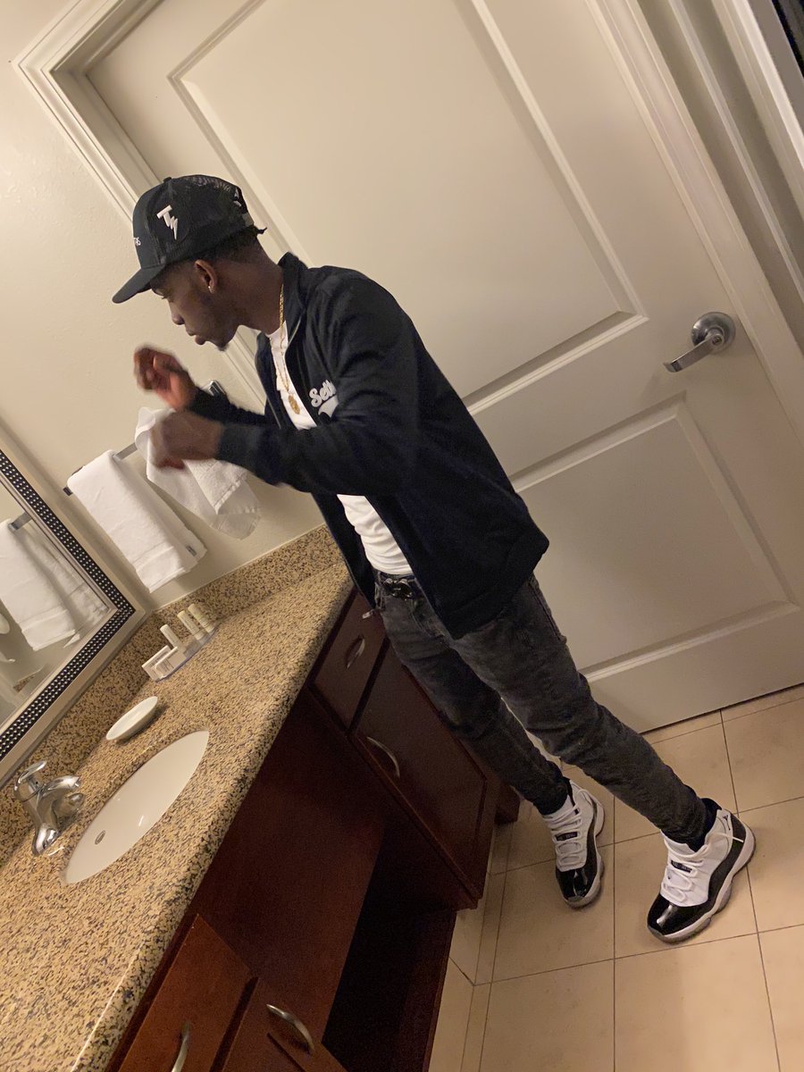 Cwatford18's tweet photo. Now I’m A Trendsetta From My Sweater to my Hat 📈 #Trendsettas #TS https://t.co/eZWERtAZL7