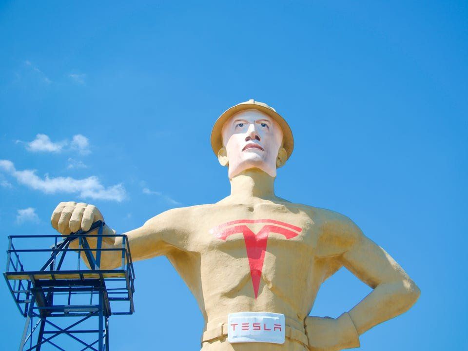 phantomarina's tweet photo. 75-foot statue painted like #ElonMusk in Oklahoma bid for #Tesla factory https://t.co/r9s9TJVfOT https://t.co/wWXfjBRNee