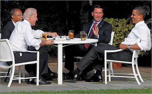 5/x But that still wasn’t enough. For days on end, you got opeds from the usual suspects about Obama being “divisive”. So the man actually went ahead and held a “beer summit” between Gates and the arresting officer. Biden attended the summit. Here’s a picture.