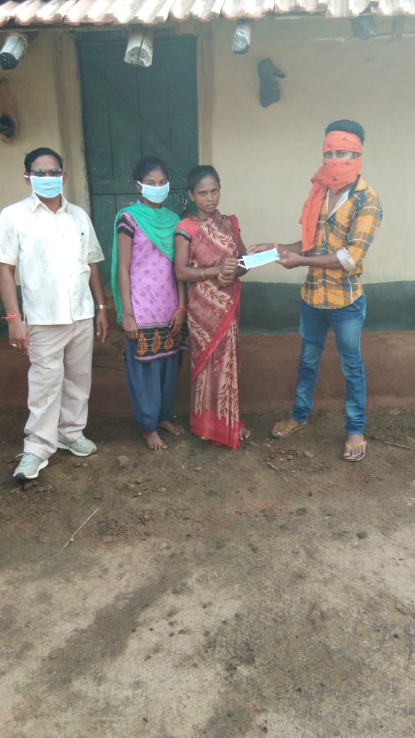 MaharashtraNSS's tweet photo. 38 NSS volunteers of Mallaji Atram College, Jarawandi, Gadchiroli, conducted awareness programs on 'COVID-19 at Kandli and Sarkheda. 112 face masks,109 sanitizers and 228 kg of foodgrains were distributed free of cost to 57 tribal families.@CMOMaharashtra @PMOIndia @_NSSIndia https://t.co/3w4frHTTIe