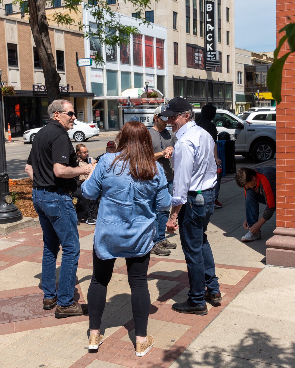 GovDougBurgum's tweet image. Great to see Fargoans coming together to clean up downtown this morning. This is the spirit of North Dakota. We can stand together, talk to each other and work to make our state a better place for everyone.