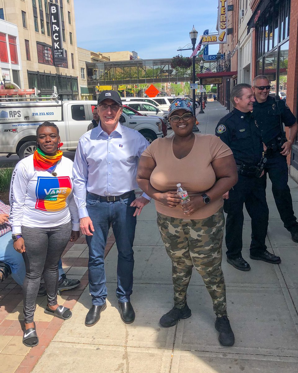GovDougBurgum's tweet image. Great to see Fargoans coming together to clean up downtown this morning. This is the spirit of North Dakota. We can stand together, talk to each other and work to make our state a better place for everyone.