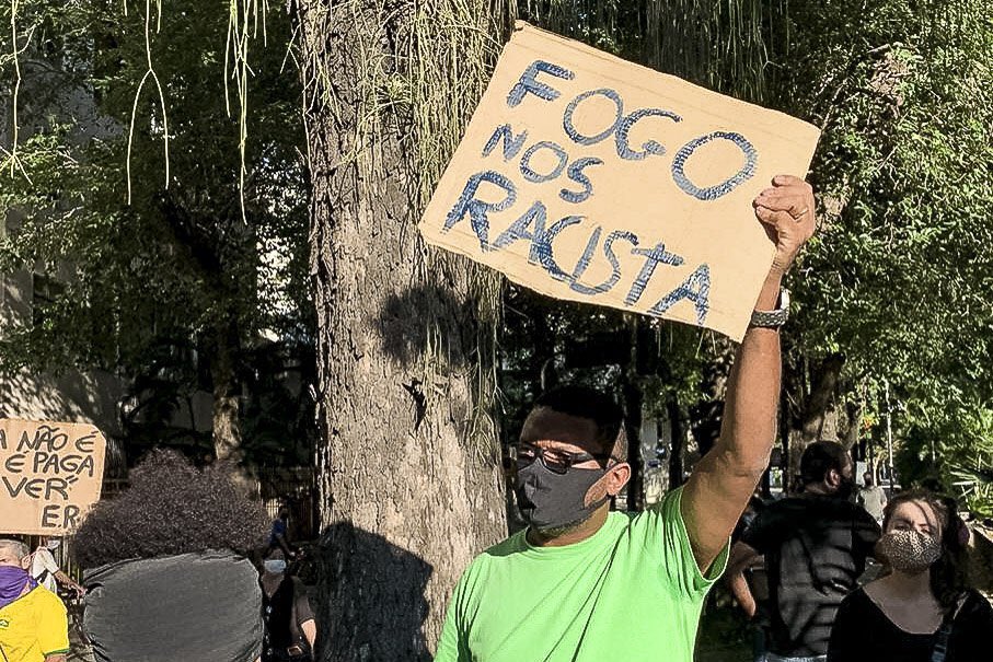 MidiaNINJA's tweet photo. ESTADO CRUEL E GENOCIDA! Acontece agora, no Rio de Janeiro, ato ‘Urgente Vidas Negras Importam’, contras a violência policial nas favelas.

Fotos: @mavi_psouza / @estudantesninja

#paremdenosmatar #vidasnegrasimportam #jovemnegrovivo #blacklivesmatter https://t.co/0WHBfUPRC1