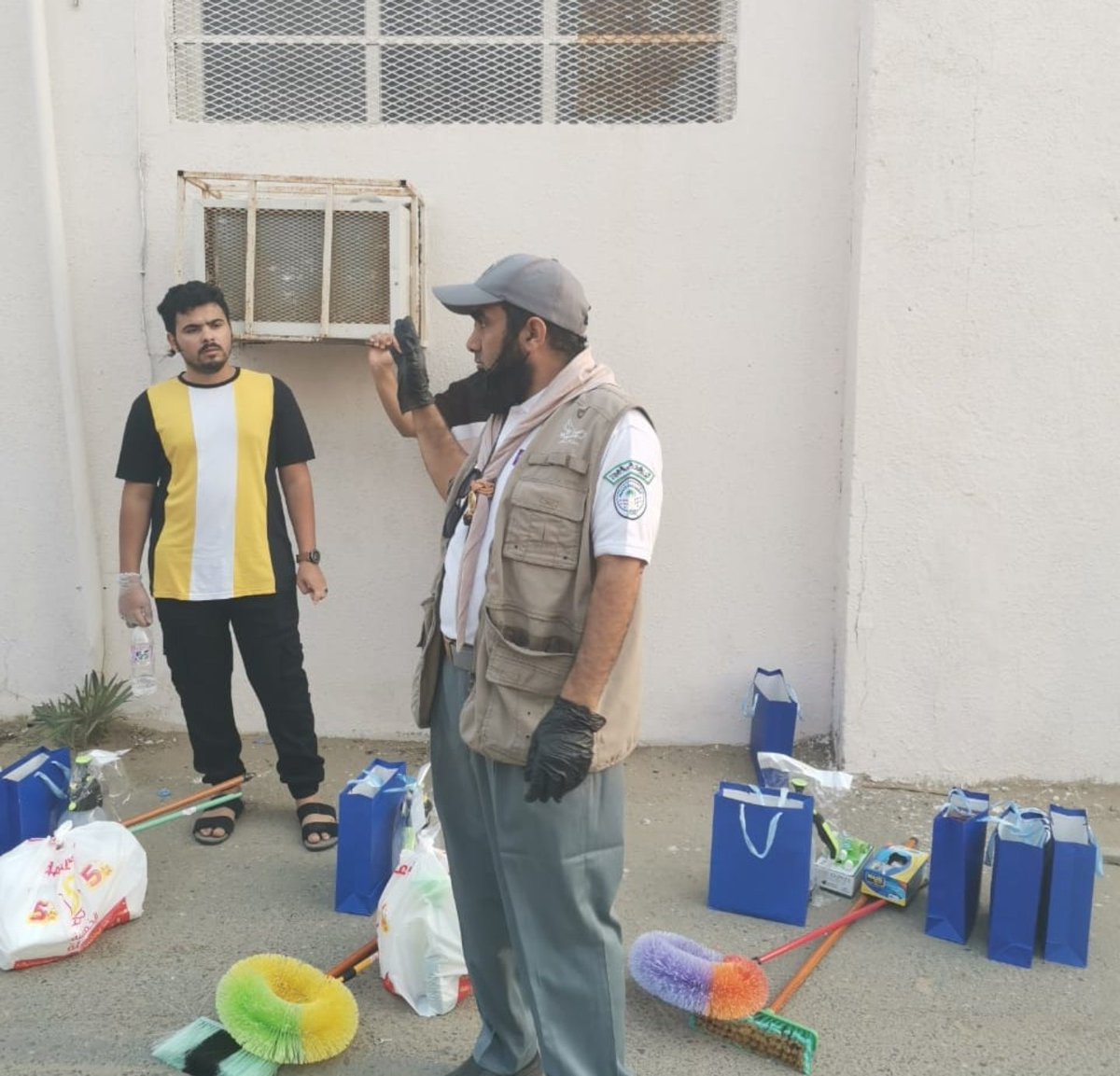 kmsz27's tweet photo. #كشافة_ثانويةالشقيق 
#كشافة_نادي_الحي_بالشقيق
تساهم في تهيئة و تعقيم مساجد مركز الشقيق لإستقبال المصلين
بالتعاون مع جمعية البر الخيرية بالشقيق وكشافة لجنة بالشقيق وفريق رحماء 
انطلاقاً من مسؤوليتها المجتمعيه. 
#كشافة_وزارة_التعليم
#كشافة_تعليم_صبيا
#نعود_بحذر https://t.co/qAzIU1yQH1