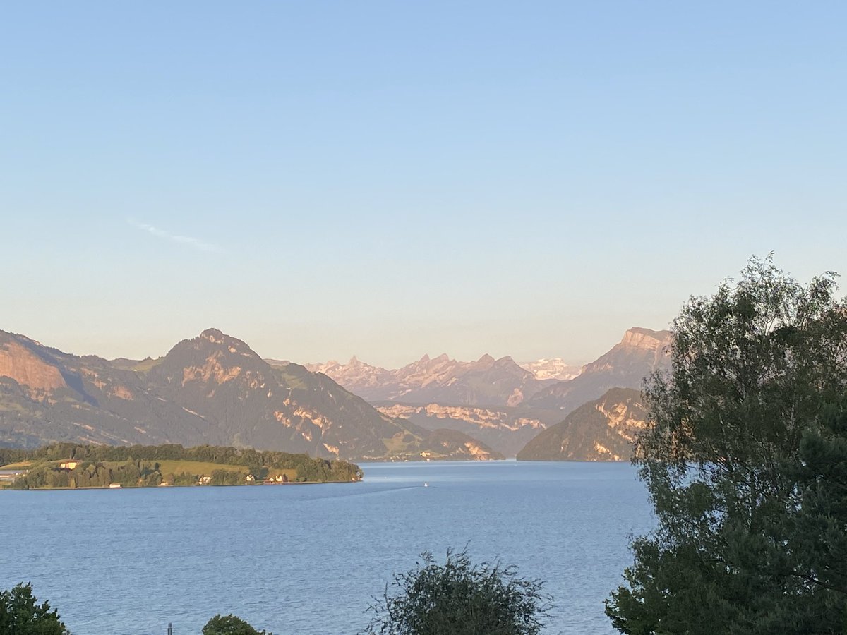 Ein wunderschöner Tag am Vierwaldstättersee neigt sich dem Ende 🏔  #beautifulswitzerland #lakelucerne #swissalps #Schwyz