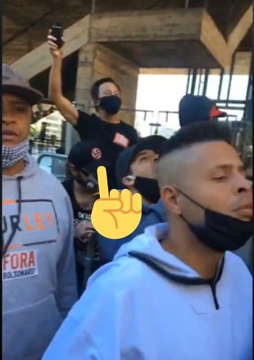 GuerreiroSicero's tweet photo. Ele gritam "democracia" mas estão usando rojões contra a polícia e afrontando os movimentos a favor do Bolsonaro. Qual a democracia que eles estão falando?Desculpe-me mas não tem como aceitar o terrorismo disfarçado de manifestação.

#ANTIFAterrorista 
#Somos57MILHOES 
#CNNLixo https://t.co/YsYFbw8Aqa