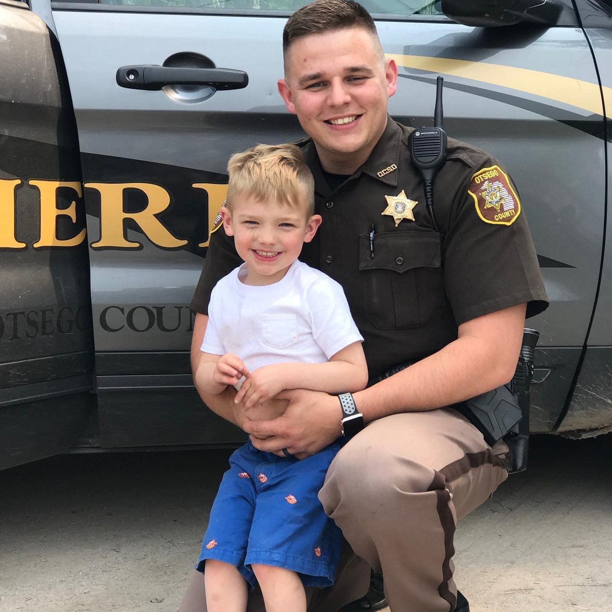 bryfox1's tweet photo. We all want justice! remember not all cops are bad cops. A few doesn’t define the integrity of thousands. These good officers put their own lives on the line daily, make incredible sacrifices, and contribute immensely to their communities!
#backtheblue
#justiceforgeorge https://t.co/mWEiWagxTM
