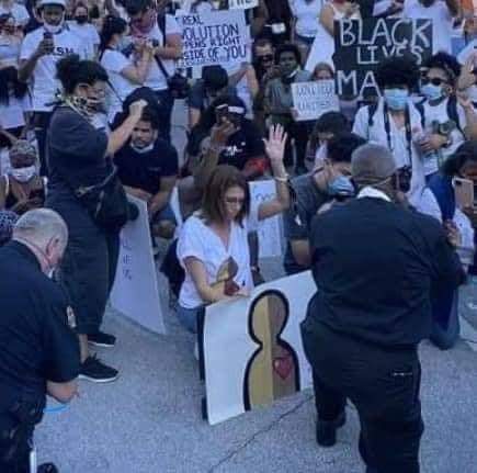 MundoConectado's tweet photo. #CONMOVEDOR |La policía de Miami superó a varios policías del mundo. Cuando los manifestantes por la muerte de George Floyd vinieron a tomarse el destacamento, todos se pusieron de rodillas. La multitud comenzó a llorar y se unió a ellos. la oración  derritio muchos corazones.🙌 https://t.co/uEkAPeafNx