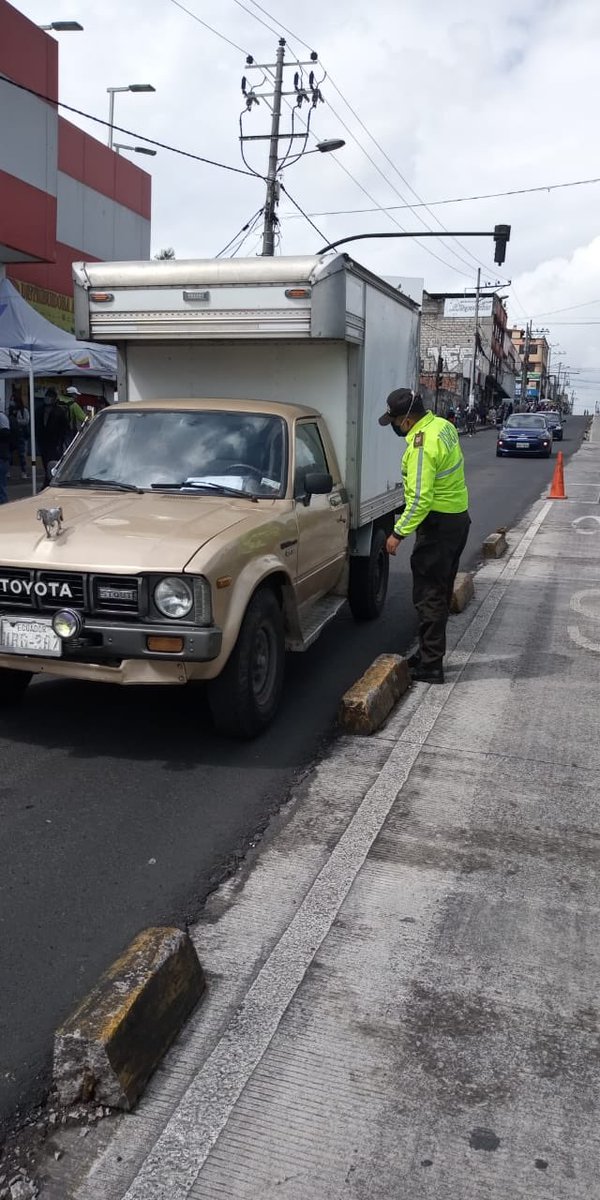 PoliciaEcuador's tweet photo. #DMQ 👮🏻♂️
Desplegamos a nuestro personal policial en distintos sectores estratégicos del #DistCalderón, #DistLosChillos, #DistQuitumbe, donde se verifica el cumplimiento de las medidas de prevención.
#TrabajamosPorTuSeguridad https://t.co/svBm5ECawu