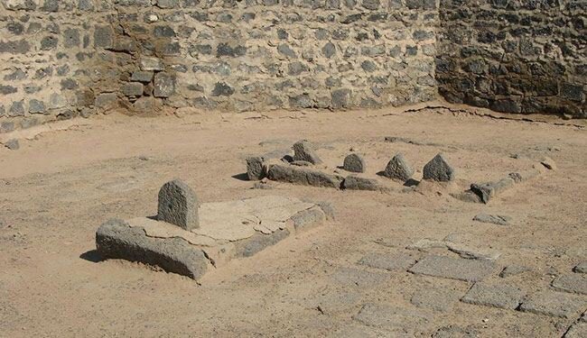 أعَلِمتَ أيُّ مَراقِدٍ هَدَّمْتَها ؟!
هِيَ لِلمَلائِكِ لا تَزالُ مَزارا ..

#يوم_البقيع_العالمي 
#GlobalBaqeeDay