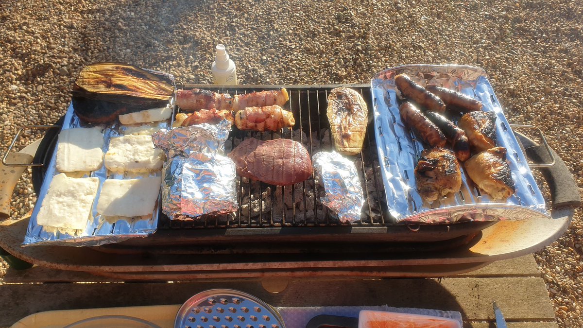 sunkfarmer's tweet photo. Nothing beats a good bbq, we can conjure up something from nothing quite easily.. both carnivore and vegetarian and so simple #cookingfarmer #cheers #alfresco #sunkisland @settergirl14 and our #critters https://t.co/kGHTgGxOBd