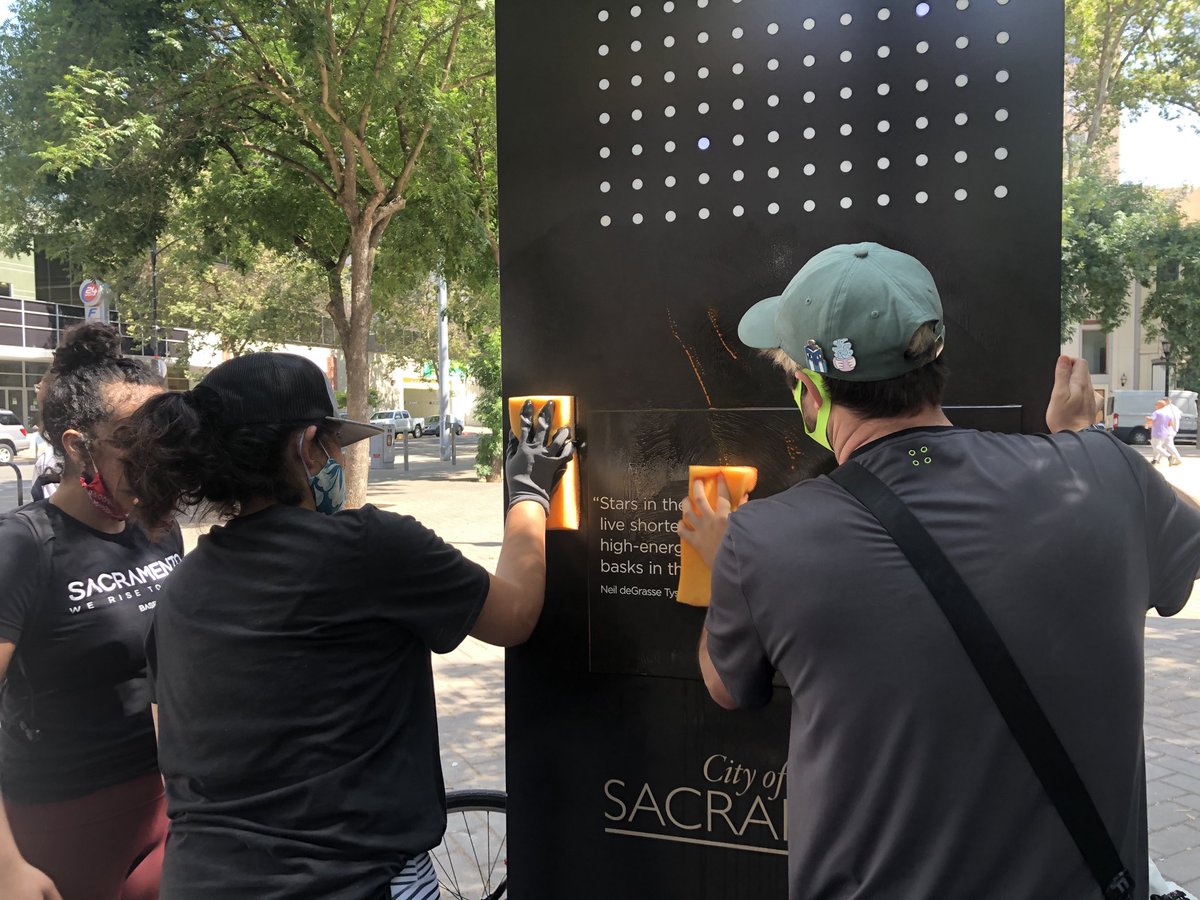 Mayor_Steinberg's tweet photo. Thank you to all the young people who came to downtown today to help clean up after the serious damage caused to many businesses by last night’s vandalism and looting. They are the spirit of Sacramento. https://t.co/lCQ6w5xz8O