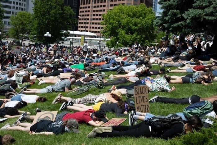 MediaMix0's tweet photo. #BLACK_LIVES_MATTERS 
The people of Denver protested the death of George Floyd (and countless others) by laying on the ground (in 85 degree heat) with their hands behind their back for NINE MINUTES while screaming "I CAN'T BREATHE" https://t.co/jeVC1bksok