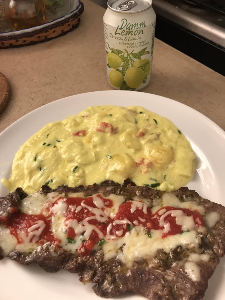 JannaMaciel's tweet photo. Esperancita versión Mother’s day💆🏽‍♀️

- Bistec con mantequilla de ajo y aceite de oliva con romero, topping mozzarella y salsa de tomate.
- Papas a la crema con vegetales y bacon y gratinada con queso
- Tres Leches con topping de dulce de leche
-Cervecita Damm Lemon🍋 

Los quise. https://t.co/yf8Fj3Turw