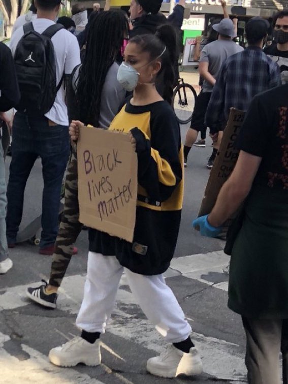 AGrande_ARG's tweet photo. Ariana Grande prostestando por los derechos de las personas no privilegiadas por su color de piel y raza. #BlackLivesMatter https://t.co/m5PnIKCDIC