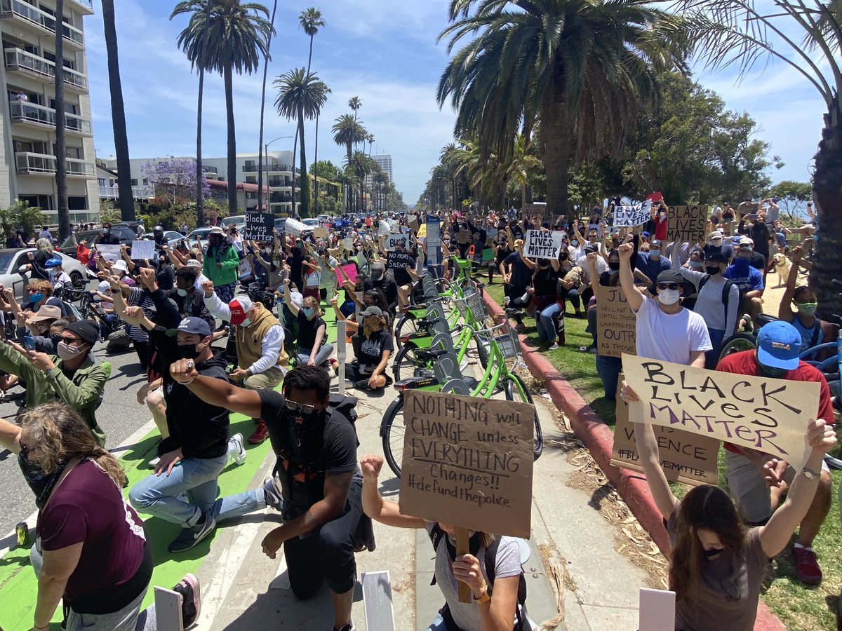 Hundreds of demonstrators quietly taking a knee for 2:53 seconds in the middle of the streeet