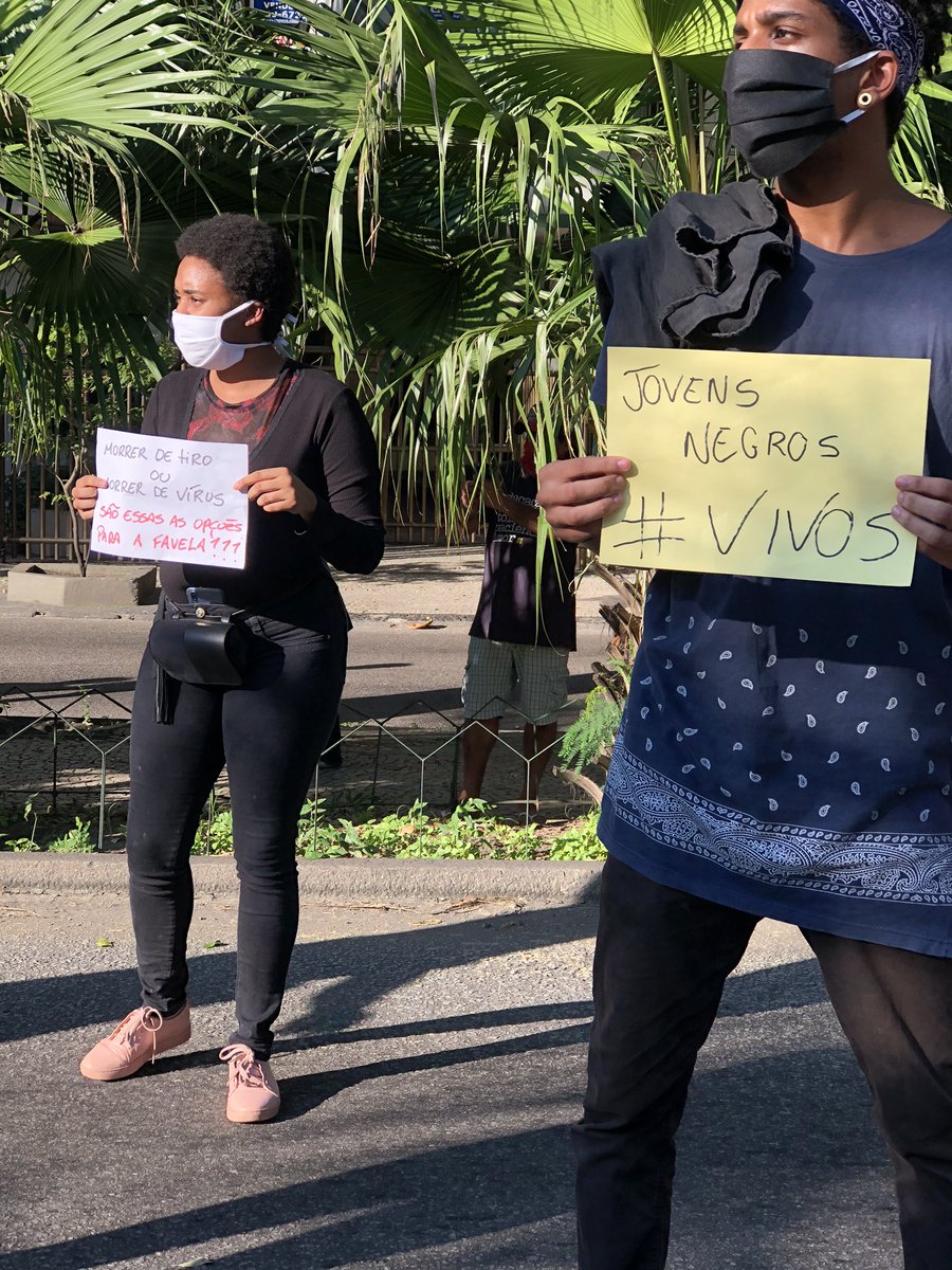 AlziraRoque's tweet image. Pelo fim dessa politica genocida. O Estado precisa parar de nos matar! #VidasNegrasImportam #VidasNasFavelasImportam