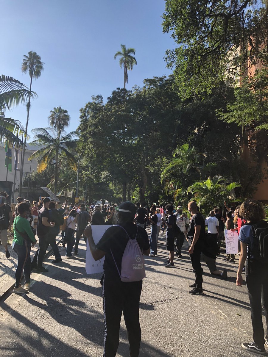 AlziraRoque's tweet image. Pelo fim dessa politica genocida. O Estado precisa parar de nos matar! #VidasNegrasImportam #VidasNasFavelasImportam