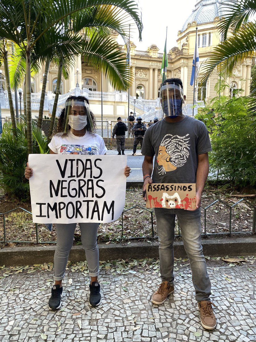 AlziraRoque's tweet image. Pelo fim dessa politica genocida. O Estado precisa parar de nos matar! #VidasNegrasImportam #VidasNasFavelasImportam