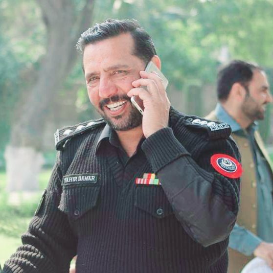 جو ہم بھی دار سے منہ پھیر کر گزرجاتے
تو کون کوچہء قاتل میں یوں قدم رکھتا