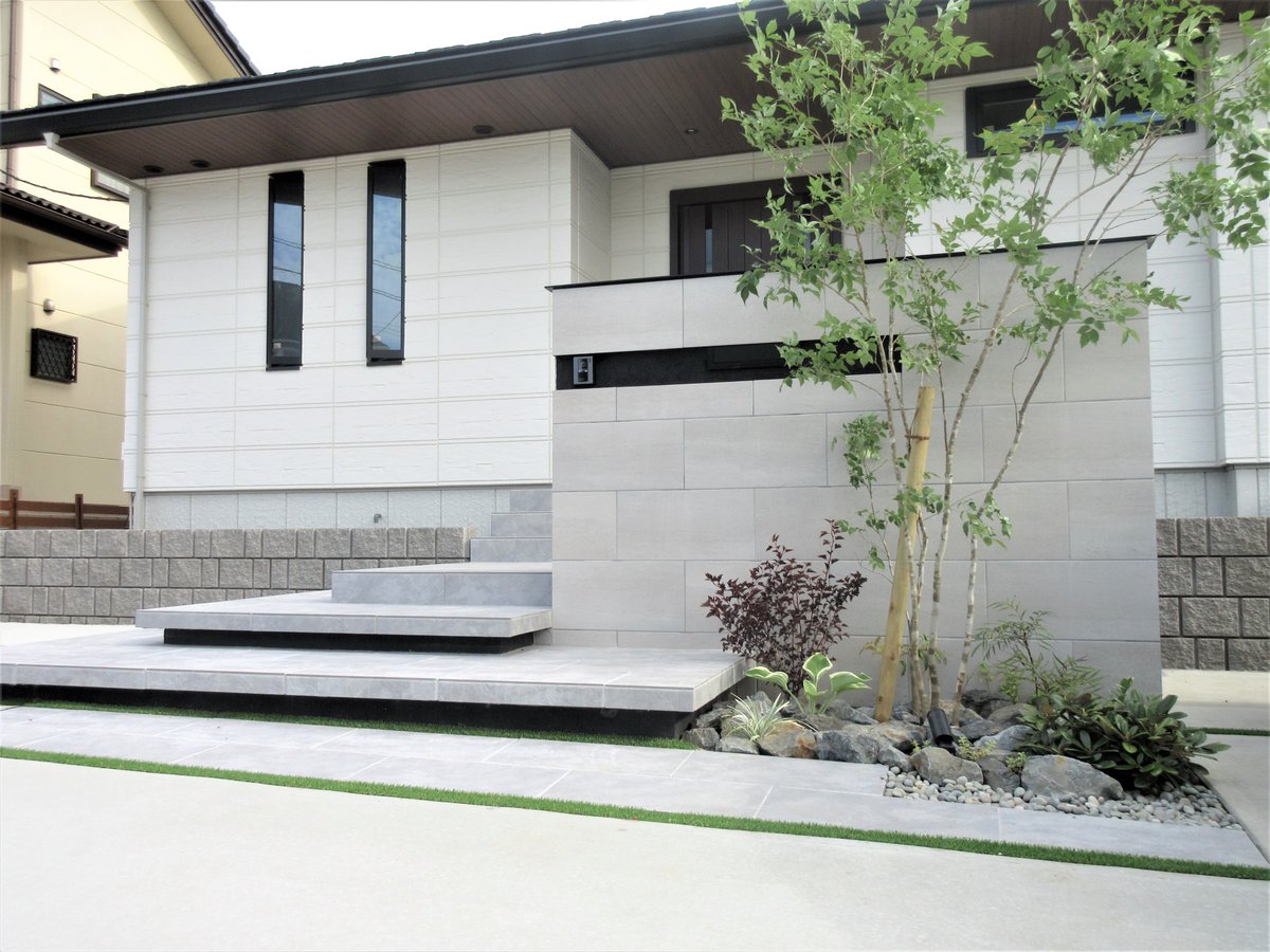 ユーアート モダン外構工事ほぼ完成しました 高低差があるので階段の凹凸をデザインに生かしました 駐車場のスリットには人工芝を使用しています 外構 エクステリア ユーアート 川越 ガーデン 住宅 外構デザイン アオダモ モダン外構 モダン ユーアート モダン外構工事ほぼ完成しました 高低差があるので階段の凹凸をデザインに生かしました 駐車場のスリットには人工芝を使用しています 外構 エクステリア ユーアート 川越 ガーデン 住宅 外構デザイン アオダモ モダン外構 モダン