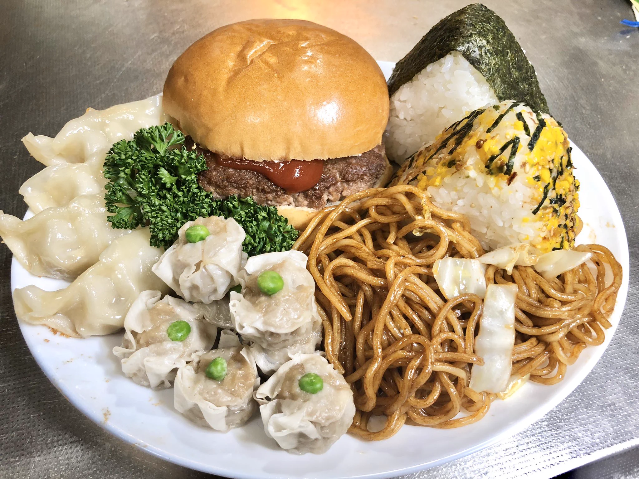 ホットスナックの自販機が「バカの想像するご馳走」を？実際に再現したものがこちらwww