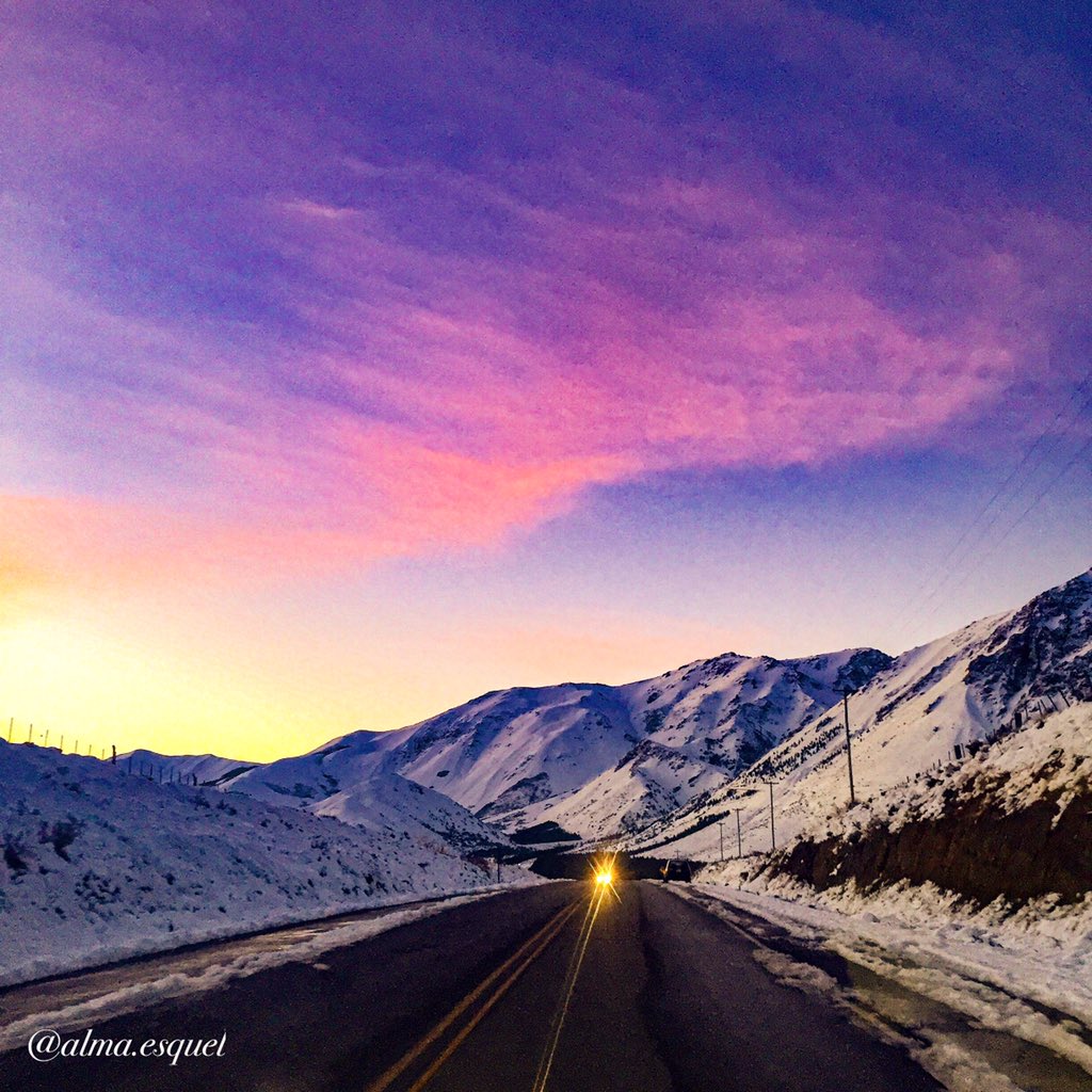 #PostalesAlma 
El día está lleno de instantes mágicos.
Así cerramos este último domingo de mayo.
.
.
.
.
#SomosAlma
#ph #photography #photographers #photooftheday #travel #travelaegentina #travelpatagonia #Respiraargentina #atardecer #nieve #Esquel #Chubut #Argentina