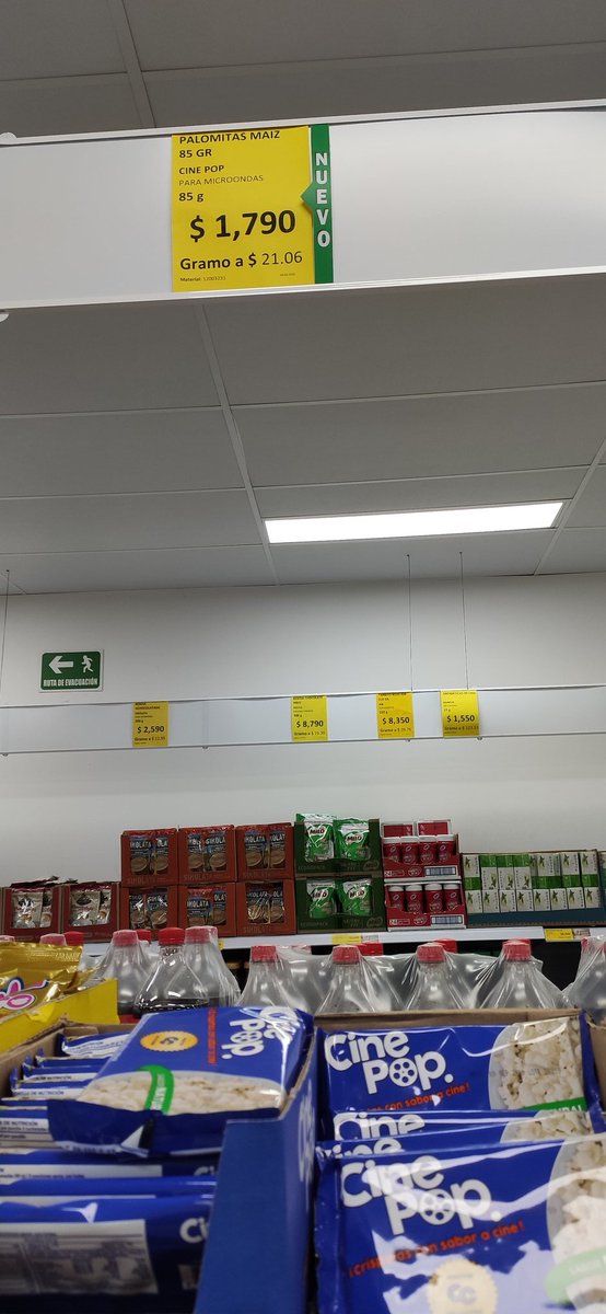prendon's tweet photo. Mirá cómo Cine Colombia sí podía vender crispetas a un precio razonable. https://t.co/VtzDo5fO38