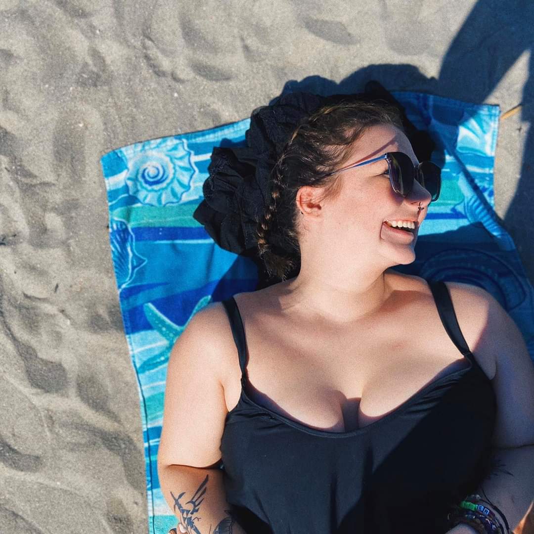 DearMynx's tweet photo. ATTENTION PLEASE: I would like to take a brief moment of your time to announce that this amazing human, #QuakeBaby v2, will be TWENTY. YEARS. OLD. TOMORROW.

I taught her to say "Daikatana" before she even learned to walk, just to record and send that .wav to @romero. 😂 https://t.co/SuNjTiWDTV