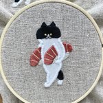 お寿司をたくさん食べたい猫の刺繍!両脇にお寿司を抱えてる姿が可愛すぎる!