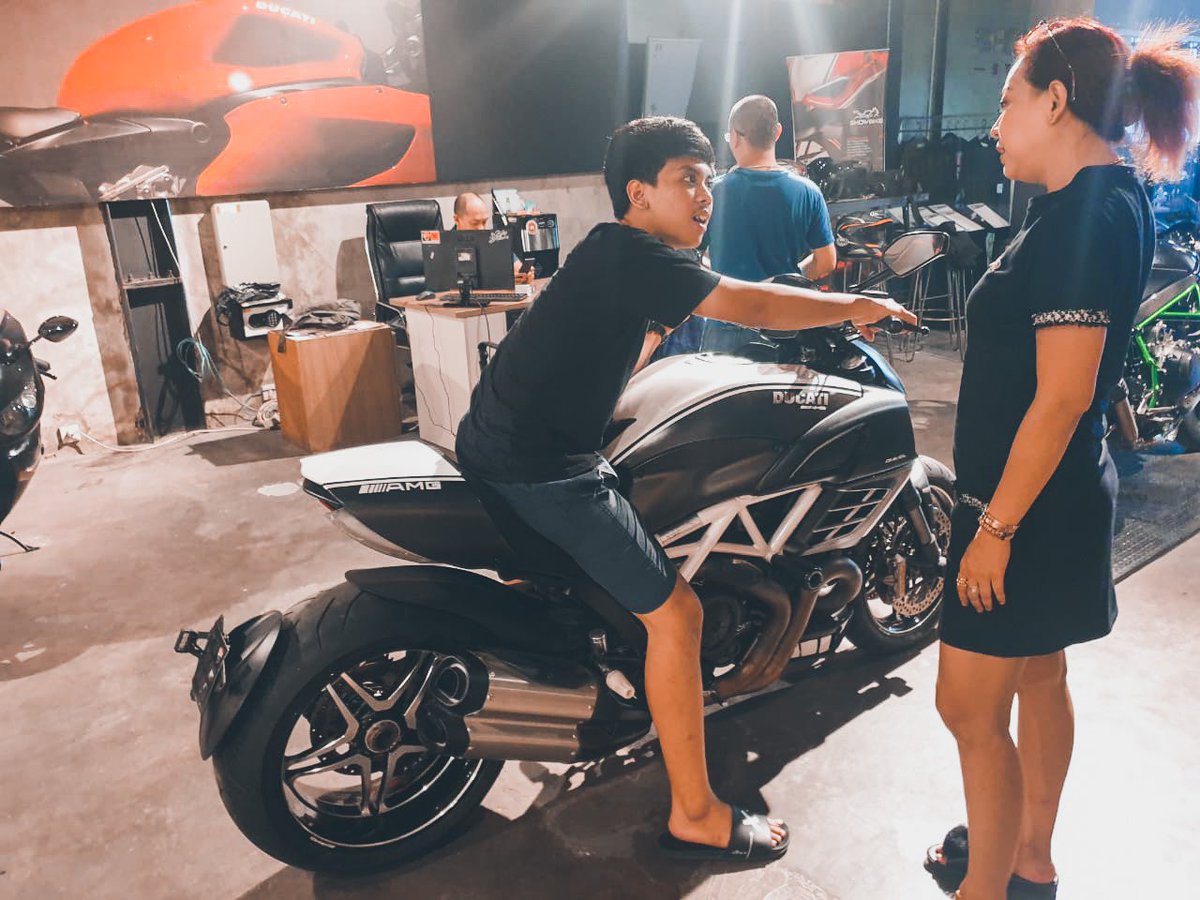 Dari foto ini saya terlihat seperti anak bajingan yang hobby nya nikmatin duit orang tua, faktanya adalah : silahkan beropini sendiri, itu hak anda, hak saya adalah ga peduli dengan opini anda.