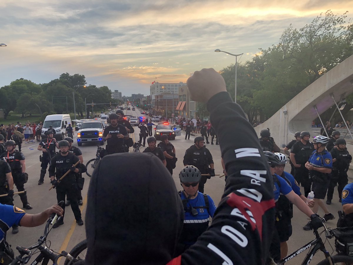 Police took off gas masks but some protesters are still not leaving the bridge. About half the group left. Note onlookers in the back of this photo.