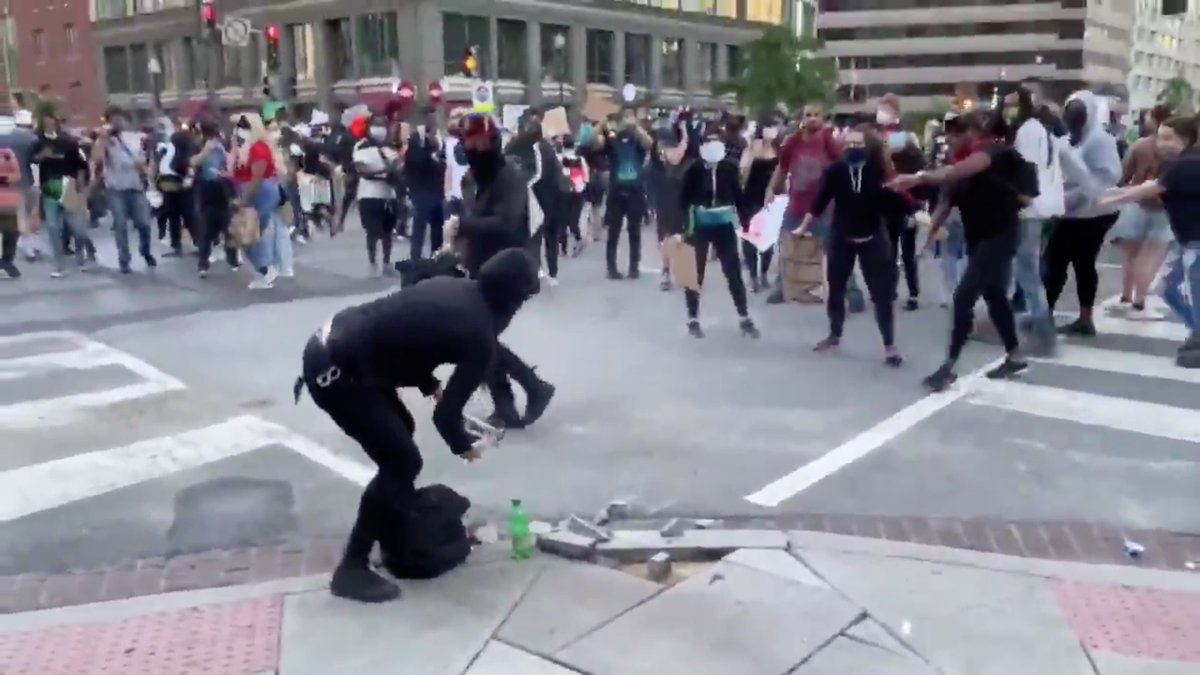 First, the guy right behind Antifa signals to the primary grabber."Go!"