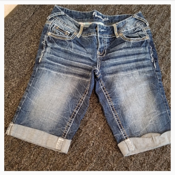So good I had to share! Check out all the items I'm loving on <a href="/Poshmarkapp/">Poshmark</a> from @AmberYo67398283 <a href="/Laurale31555318/">Lauralee</a> #poshmark #fashion #style #shopmycloset #clarks #amethystjeans: posh.mk/zM5mfcIZW6