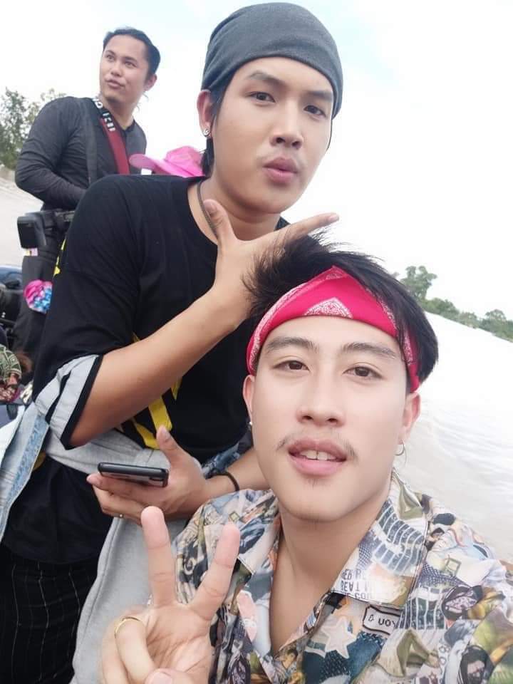 SuphakonMay4's tweet photo. #singmusic🦁วินาทีนี้..นุ๊กกลายเป็นเน็ตไอดอลที่กระแสมาแรงมากขอให้โควิดหายเร็วๆผมคิดว่าพวกคุณจะได้รัชมคอนเสิร์ตของเขาอย่างเต็มรูปแบบแน่นอนเสียงดีหน่วยก้านดีมีค่ารถจั่งได๋กะไปได้ไกลแน่นอน..จั่งได่กะ สู้ๆเด้อน้อง โด่งดังไปหน้าเด้อ...แหล่ง👏ปล.เจ้าไปยืนเป่าปากหยัง��ยู่นั้นอ้ายอบ😆😆😆 https://t.co/823jwzE8ZO