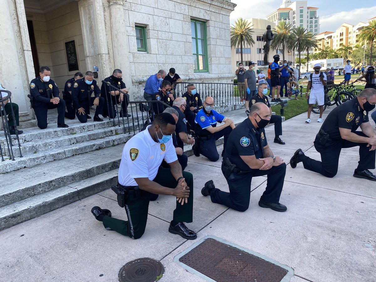 _Sweet_Isa's tweet photo. I'm not black, but I see you.
I'm not black, but I hear you.
I'm not black, but I mourn with you.
I'm not black, but I will fight for you.
✊🏻✊🏼✊🏽✊🏾✊🏿
#VidasNegrasImportam
#BlackLivesMatter
#BLACK_LIVES_MATTERS https://t.co/0znqIO83oP