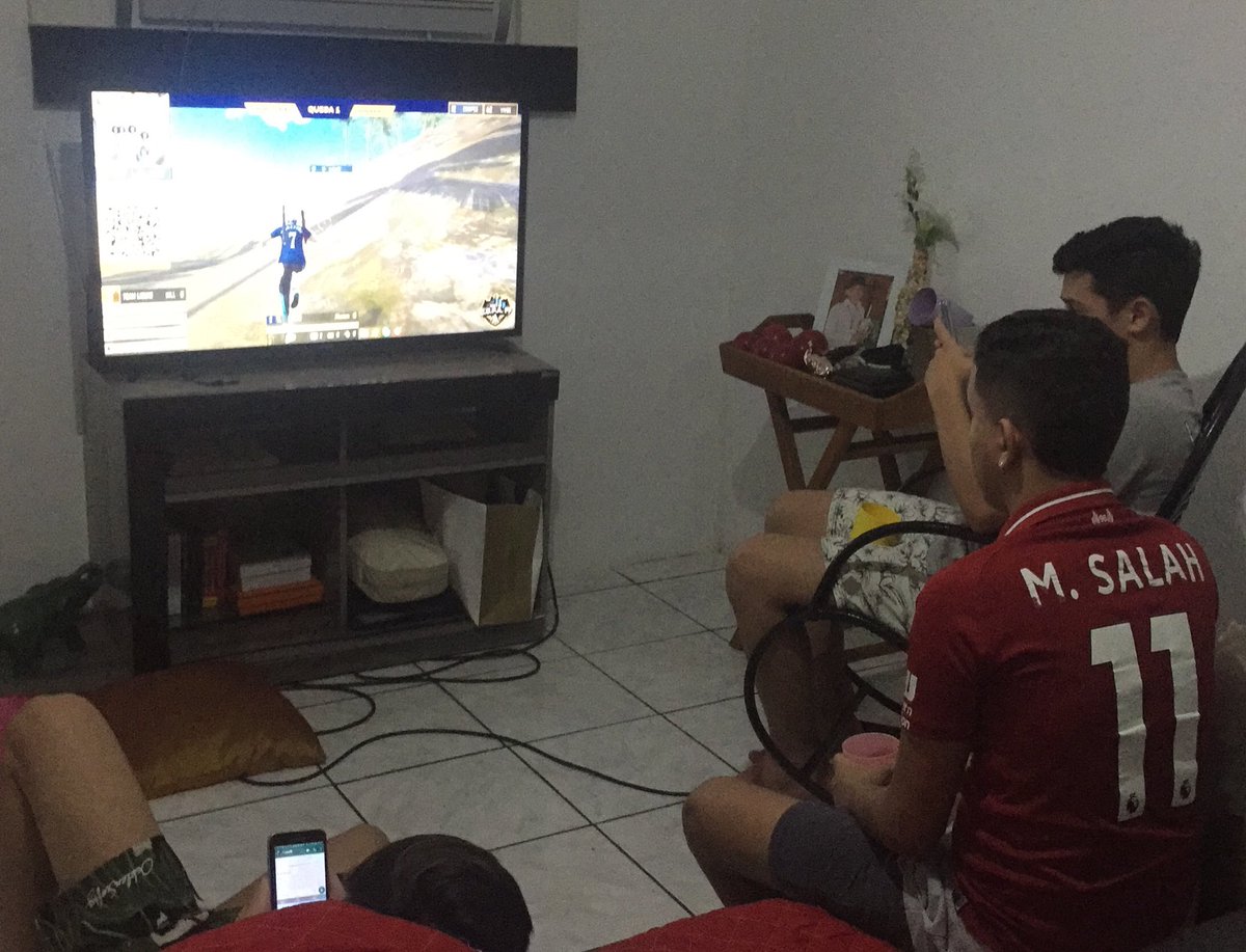sdbtstr's tweet photo. essa quarentena ta boa pra assistir a copa freefire #CopaFreeFire #GoSCCP #Copaff https://t.co/4R3MnIMZDY