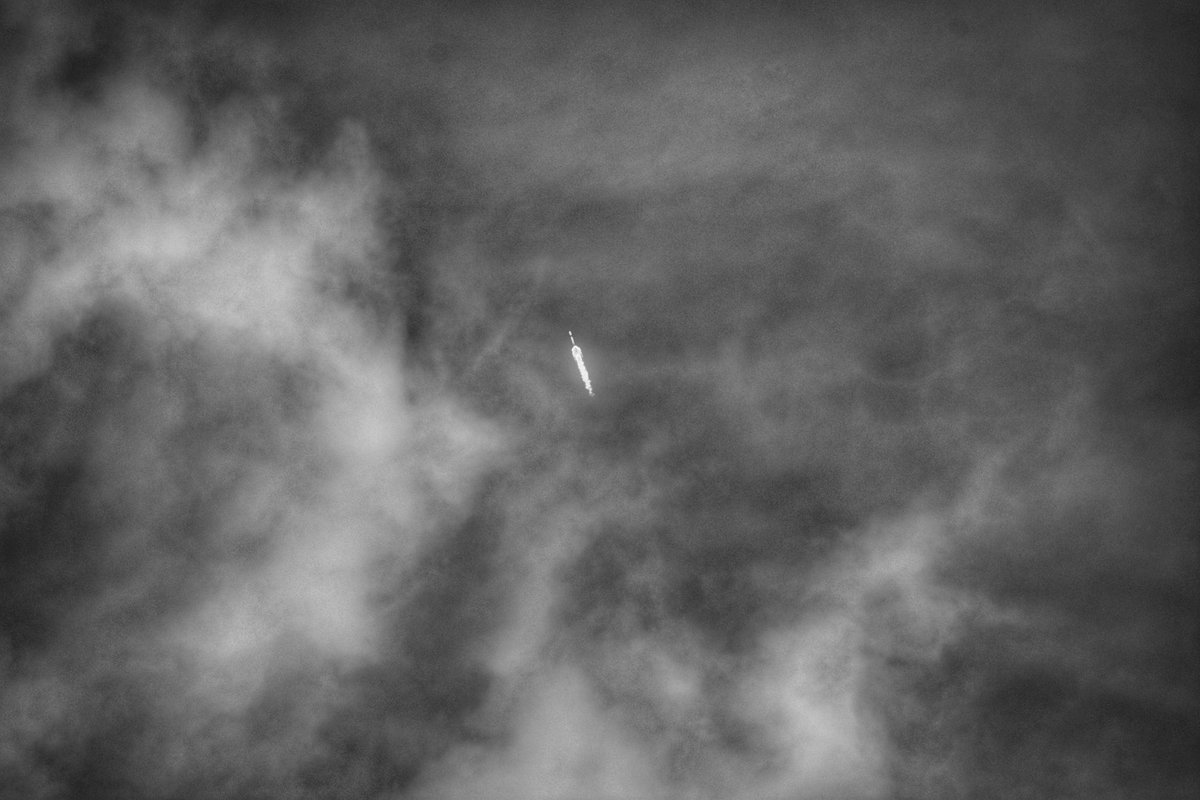 Franchuterias's tweet photo. Pude ver el #DragonLaunch este sábado en vivo, algo muy impactante, emocionante. A lo lejos por la seguridad. El ruido del cohete es como el de un gran avión a distancia y su llama, vibrante. Lo pude retratar con estas imágenes de mi @NikonUSA @SpaceX https://t.co/VsdxRmndnP