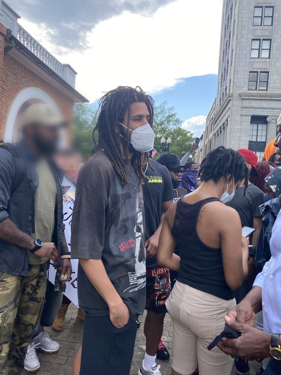 jediharleystark's tweet photo. nina dobrev, ariana grande, jade thirlwall, j cole, yungblud, halsey, tessa thompson, tinashe, kehlani, madison beer,.. etc aren't doing a stupid chain on instagram, they're protesting, sharing links to their millions of followers &amp; this is how it should be!

#BLACK_LIVES_MATTERS https://t.co/jDpNmNbwTx
