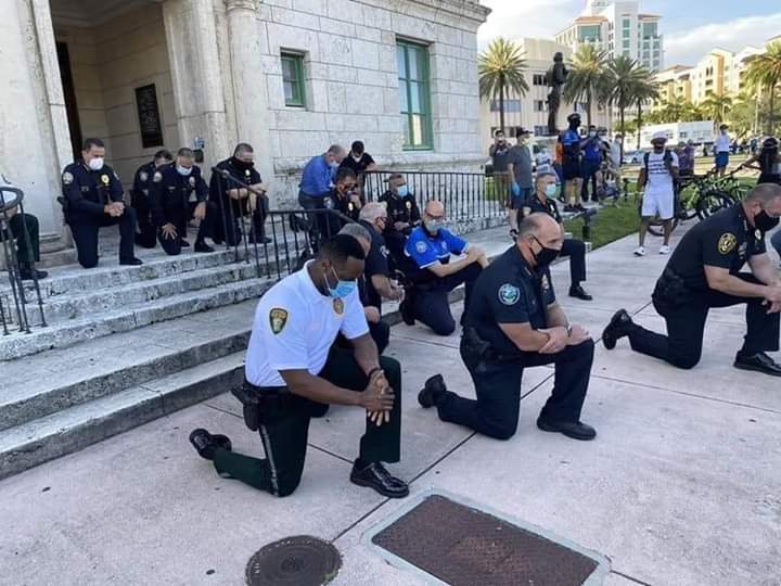 smile_hoya92's tweet image. Sí, amigos, sí existen los policías buenos. 
Agradezco con todo el corazón a los policías que se arrodillaron ante la multitud, en lugar de golpear a la multitud. 
No existe la gente blanca y la gente negra, solo existe gente mala y gente buena.
#BLACK_LIVES_MATTERS