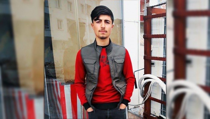 Amerika’da değil Türkiye’de yaşandı.
Ağrı Patnos’lu 20 yaşındaki Barış Çakan, Kürtçe müzik dinlediği gerekçesiyle Ankara’da kalbinden bıçaklanarak öldürüldü. Bugünlerde ırkçılık konusunda pek hassas olanlar görelim şimdi samimiyetinizi..
