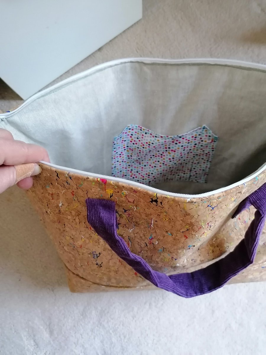 Bealybubs's tweet photo. Finished my @donttrythis #EDC2 bag last week, and took it to the beach for a breakfast picnic this week. I think it looks very much at home. #MakeItYourself #HomeMade #Sewing #Falmouth #Cornwall #Beach #LoveWhereYouLive https://t.co/XH6d8CEE87