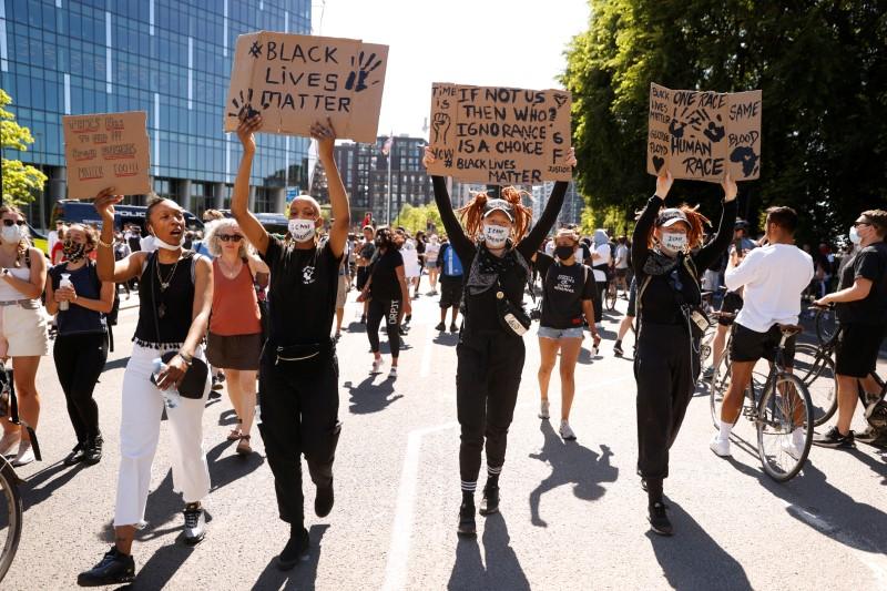 Reuters's tweet photo. Hundreds of protesters rally in London, Berlin over U.S. death https://t.co/xB4JofPxep https://t.co/5FuuRaSyvD