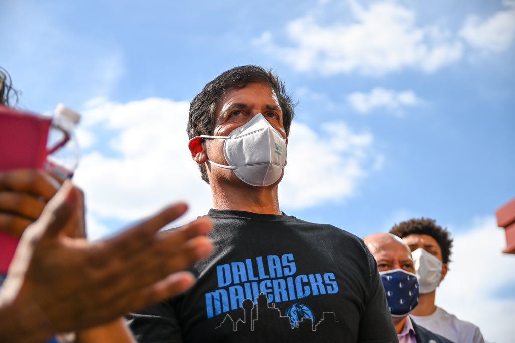 twoodard8's tweet photo. Dallas Mavericks owner Mark Cuban among the huge crowd gathered at a #GeorgeFloyd prayer vigil outside Dallas Police headquarters. 

Photo credit to #WFAA photojournalist @chancehorner. https://t.co/4tahJufOpK