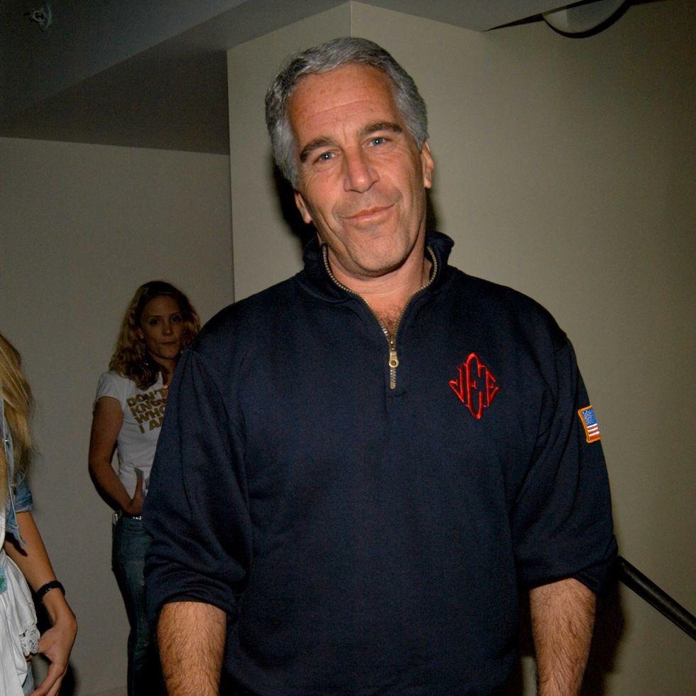 Jeffrey Epstein est un financier américain, qui avait des liens avec des célébrités, des politiciens et des membres de la famille royale.