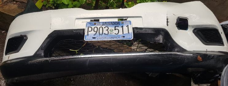 Bumper con placa encontrado en la zona del Monumento Hermano Bienvenido a Casa.