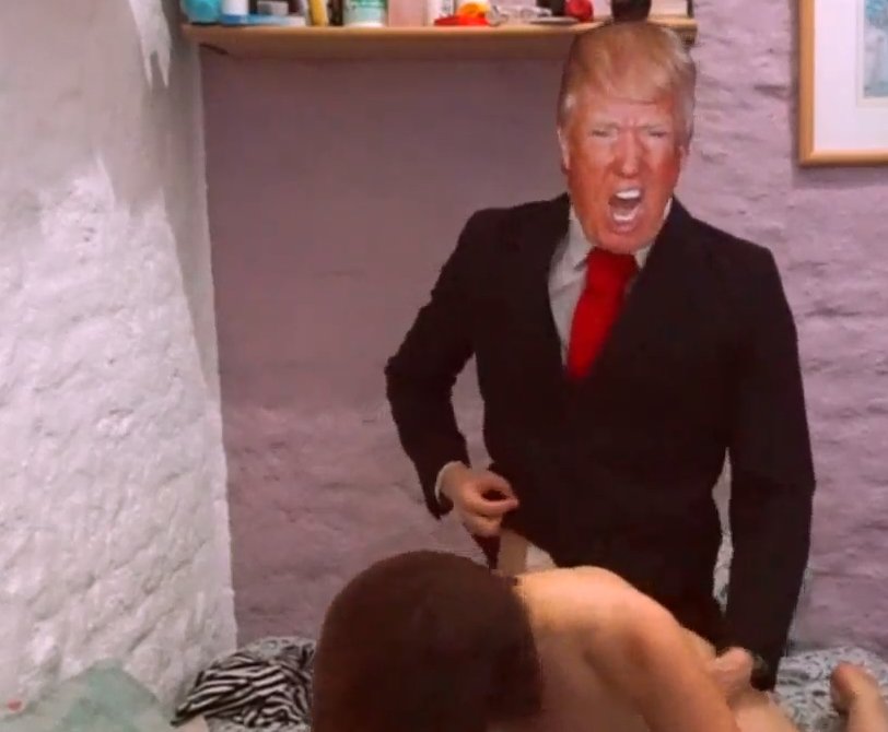 JhonyFiwroa's tweet photo. #LegiónHolkApoyaAnonymous 

Fuertes imágenes
Encuentran al presidente Trump teniendo relaciones con una niña menor de edad!!!!!!!

#LegiónHolkApoyaAnonymous https://t.co/knTWHUuqzS